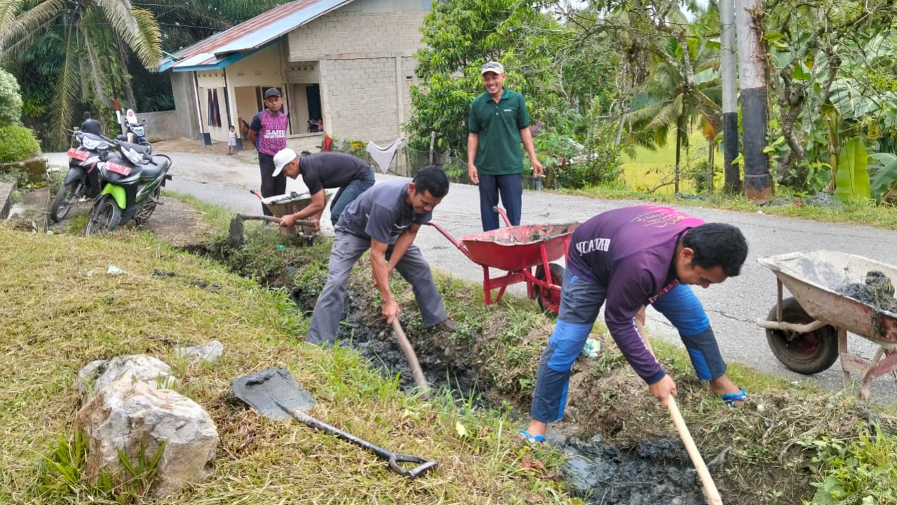 Sambut Ramadan, Perangkat Nagari Kandang Baru Gelar Gotong Royong di Sanggar Budaya