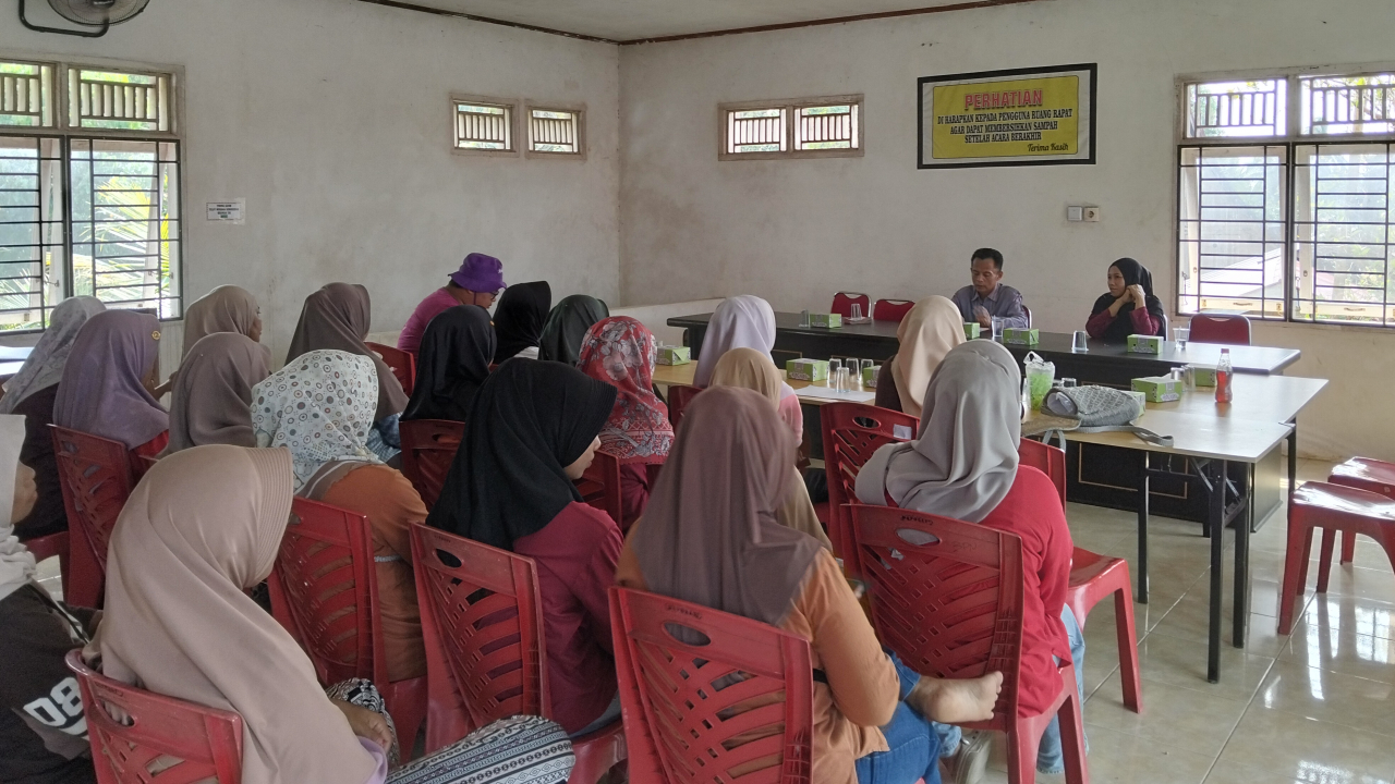 Pemkab Sijunjung Serahkan Insentif Kader Nagari Kandang Baru