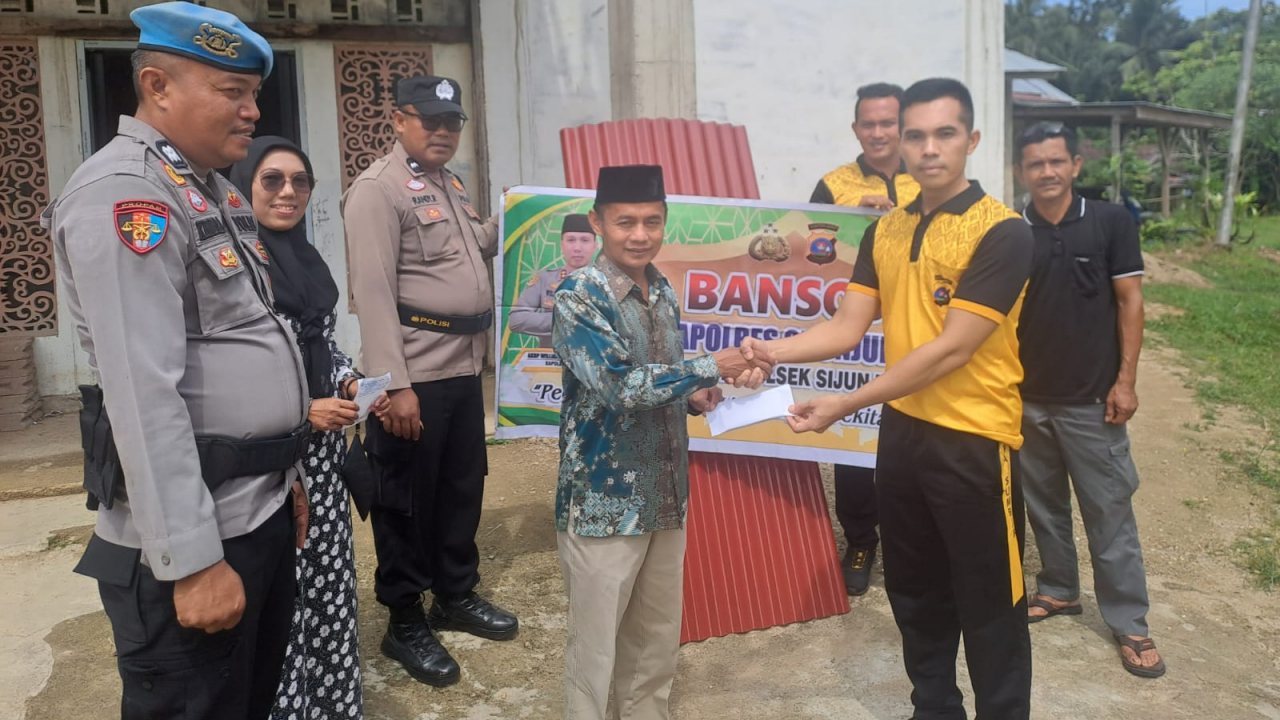 Wujud Kepedulian Polri, Kapolsek Sijunjung Salurkan Bansos Kapolres untuk Mushala Nurul Iman di Nagari Kandang Baru