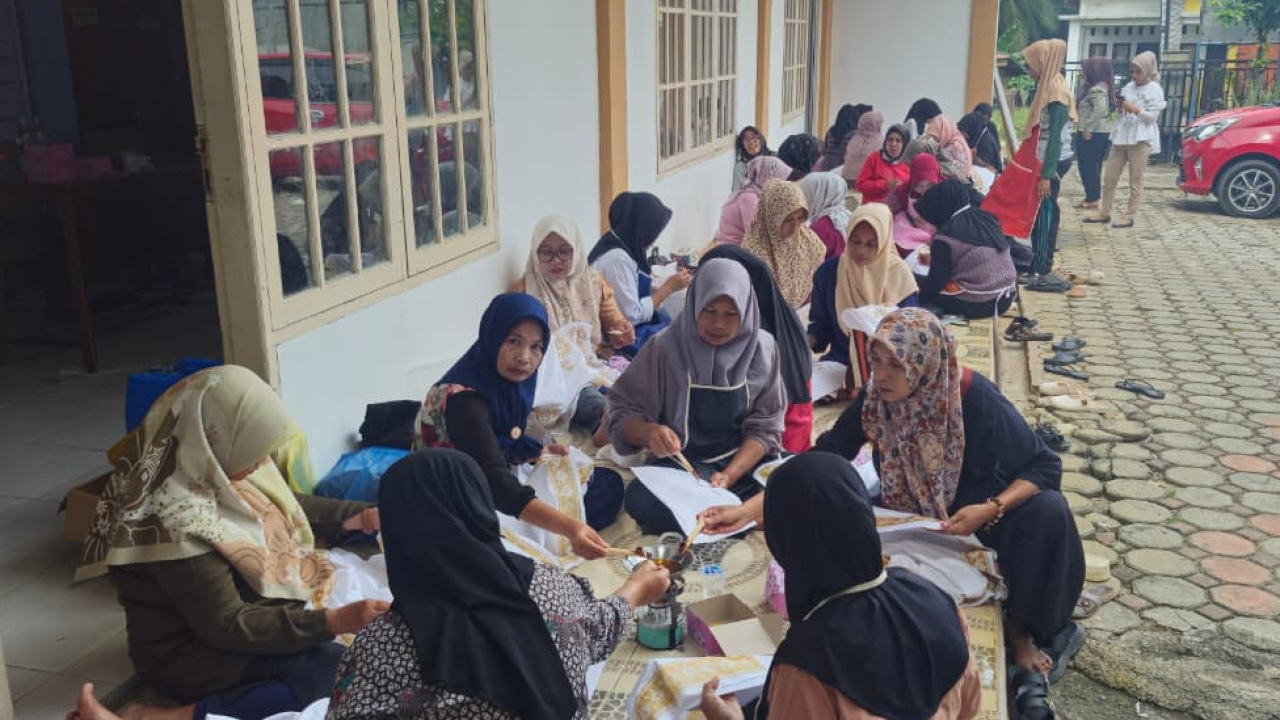 Pelatihan Membatik Nagari Limo Koto: Tingkatkan Kreativitas Warga