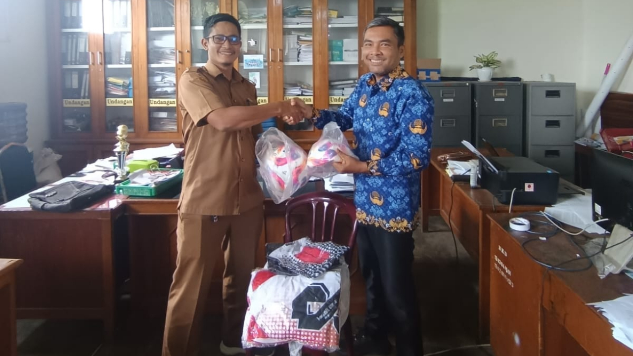 Wali Nagari Simabur Terima Bantuan Kostum Sepak Bola