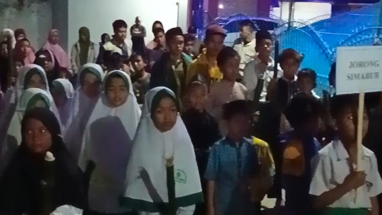Meriahnya Pawai Obor di Nagari Simabur.