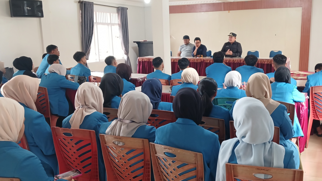 Silaturahmi Mahasiswa KKN Universitas Perintis dengan Wali Nagari Pariangan