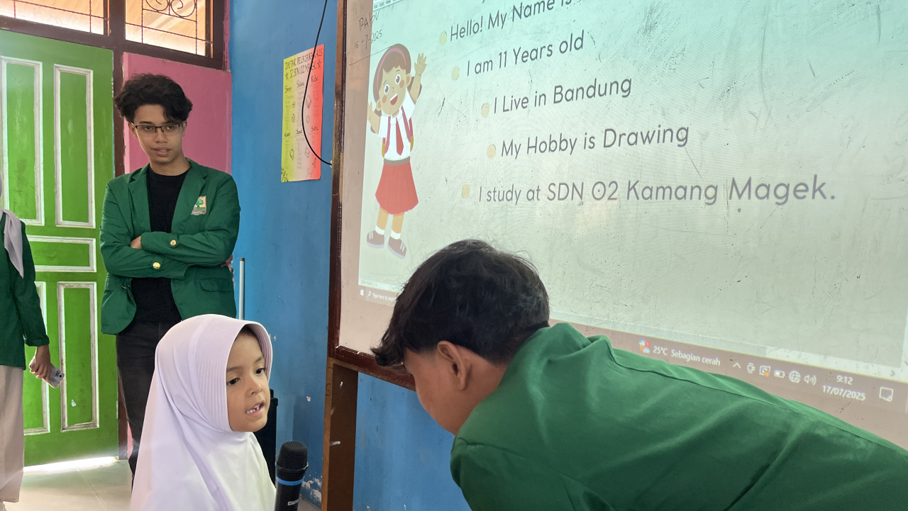 Mahasiswa KKN UNAND Reguler II 2025 Ajak Siswa SDN 02 Kamang Magek Belajar Bahasa Inggris Secara Menyenangkan