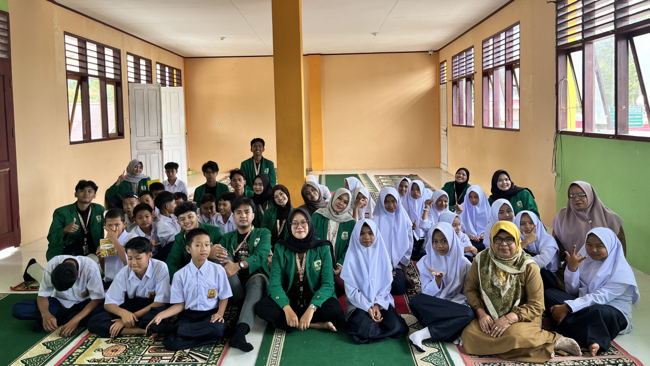 Sosialisasi Cyberbullying di SMPN 1 Magek : Pentingnya bersikap cerdas dan santun dalam menggunakan media sosial