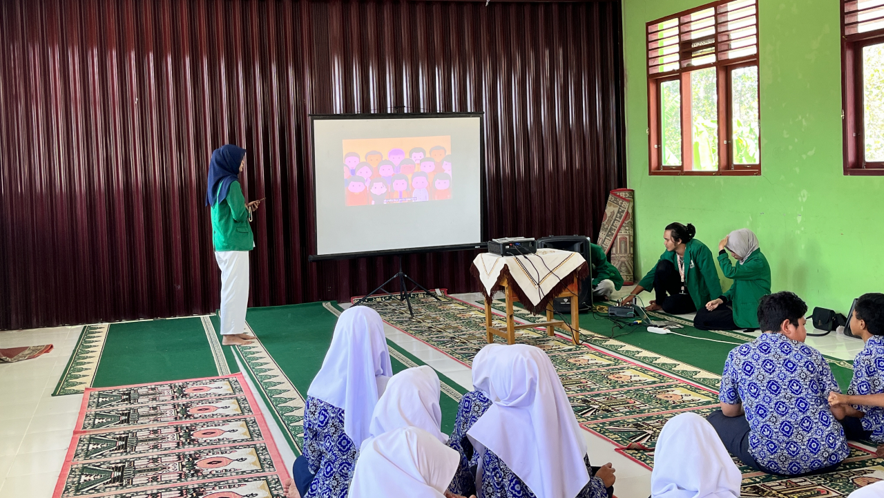 Sosialisasi Pentingnya Public Speaking di SMPN 1 Kamang Magek: latih percaya diri dengan publick speaking untuk bekal di masa depan
