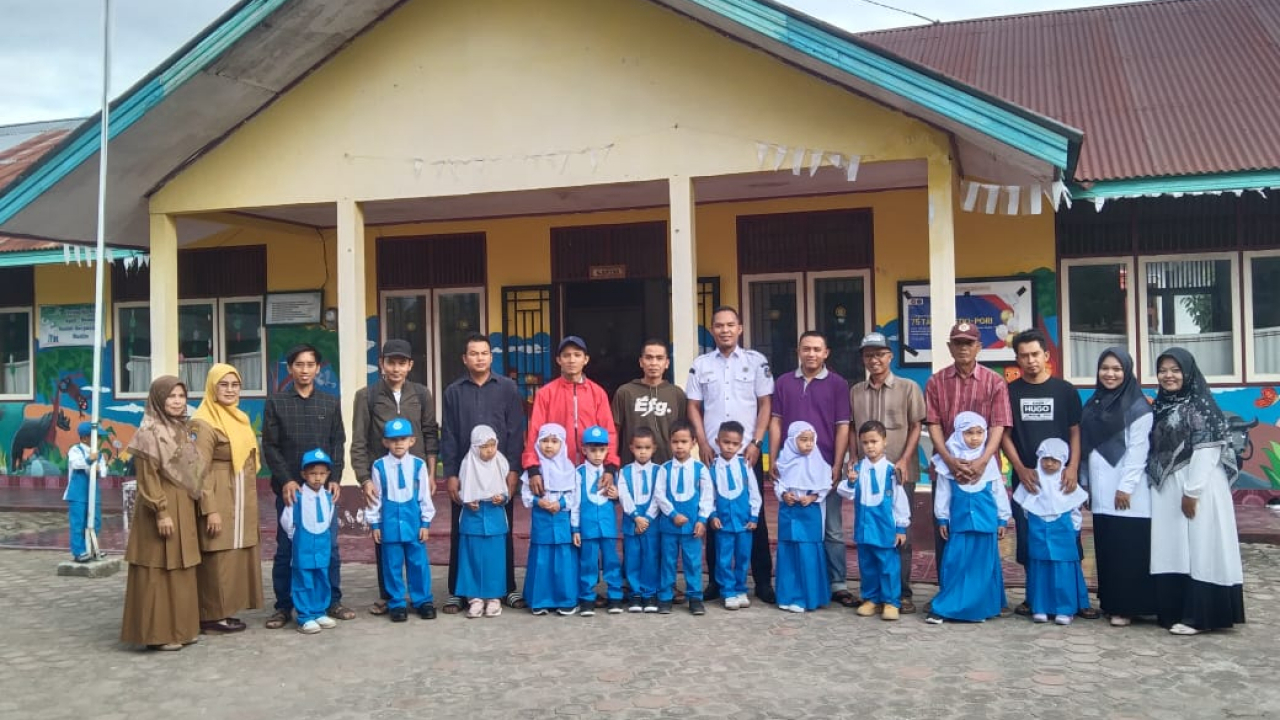 Bersama Ayah di Hari Pertama Sekolah: PAUD TK Pertiwi Dukung SE Bupati Lima Puluh Kota No. 27/2025