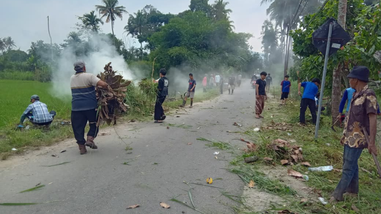 Warga Jorong Kapalo Koto Gotong Royong Bersihkan Jalan Pokan Rabaa Menuju Namang dan jalan menuju Masjid