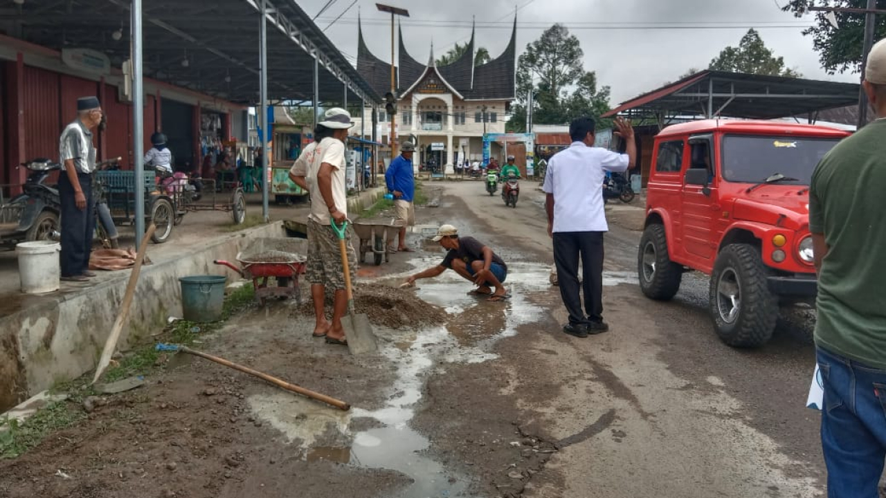 Jalan berlobang, membuat terganggunya akses jalan ke ibu kota kecamatan