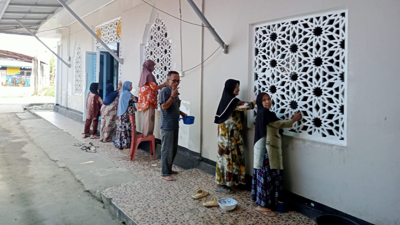 Ramadan Semakin Dekat, Jamaah Mushala Al Wustha Gotong Royong Bersihkan Mushala dan Lingkungan
