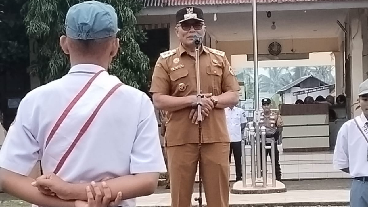 Hendra M Dt Bogah Ajak Siswa Pahami Tujuan Pendidikan Saat Jadi Pembina Upacara di SMA N 1 Payakumbuh