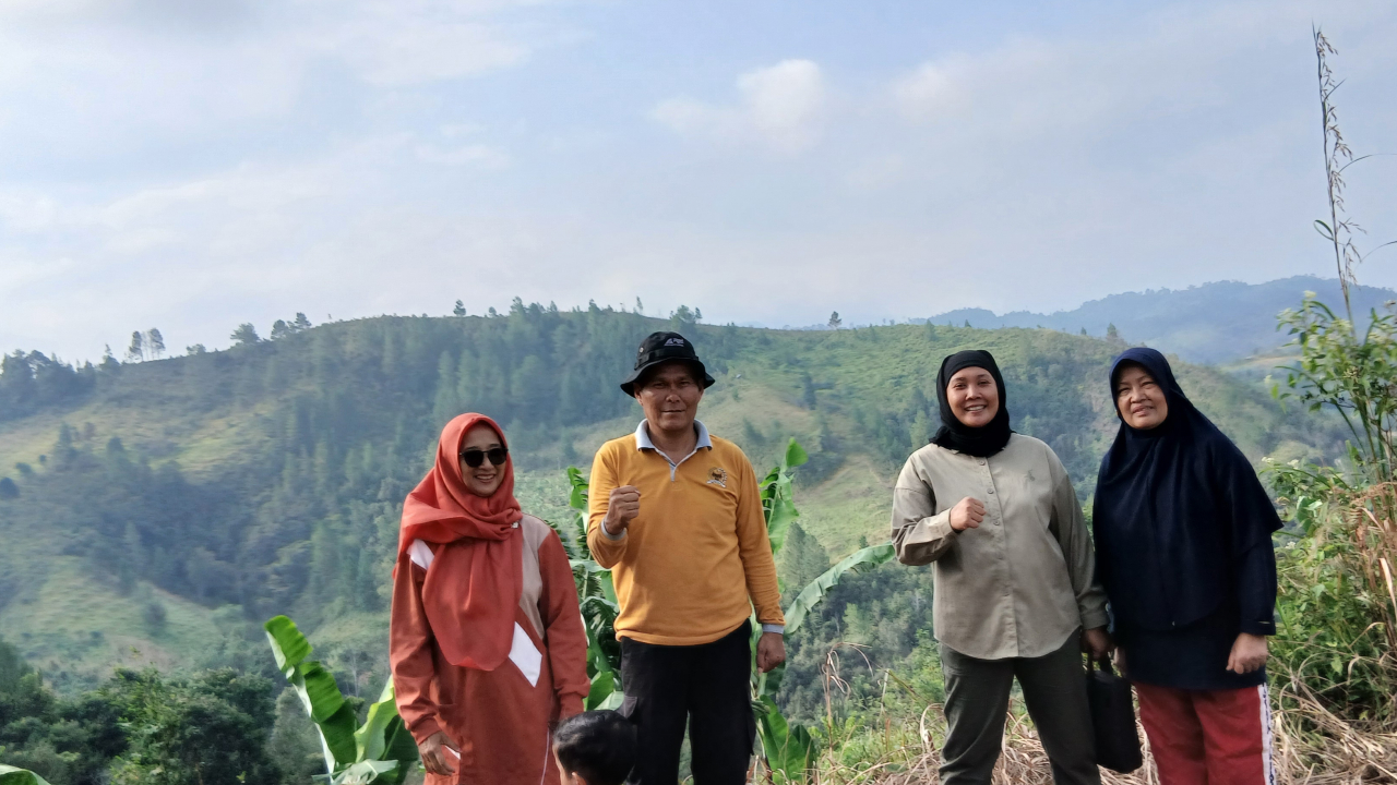 Wakapolres Lima puluh Kota .Kompol Hikmah kunjungi Kebun durian AKP Asril Kaso Propam polres Payakumbuh