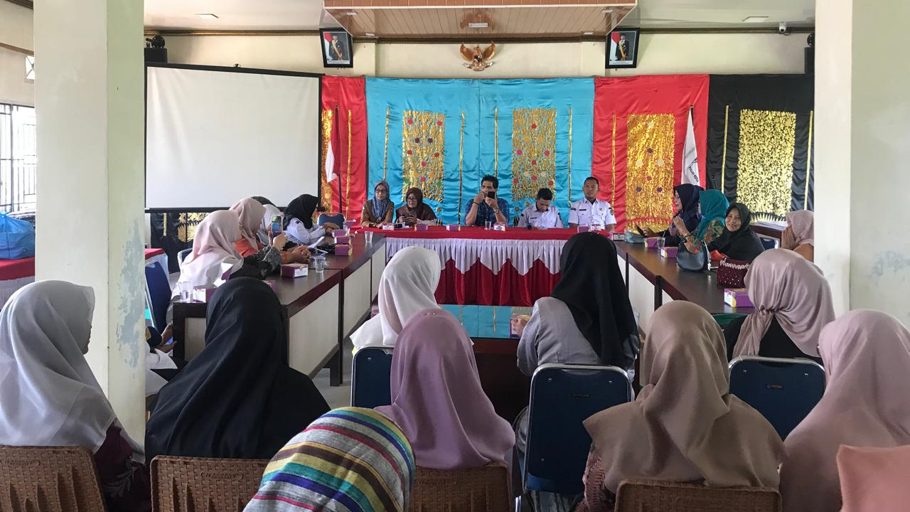 Penguatan Peran Perempuan Adat "Bundo Kanduang" Koto Tangah Dapat Bantuan Seragam