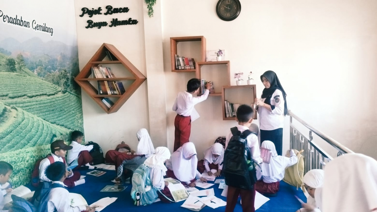 Tumbuhkan Budaya Literasi, UPTD SDN 02 Koto Tangah Simalanggang Belajar di Pustaka KOTASIMA