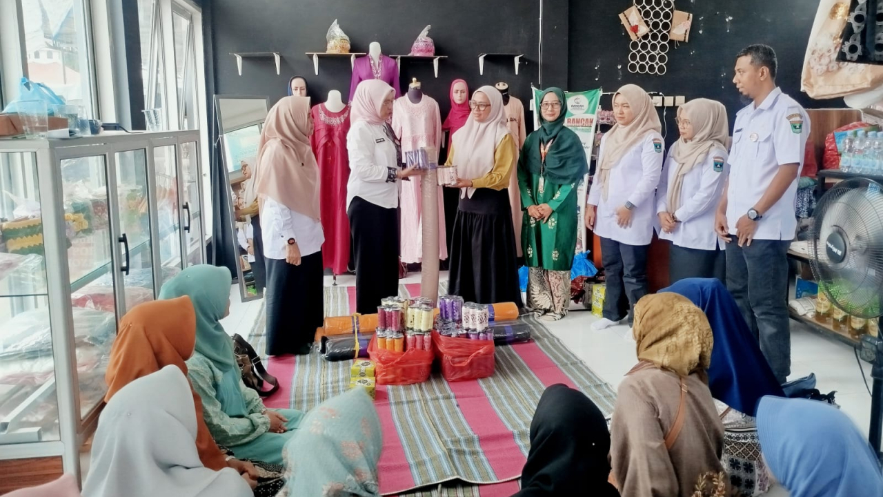Penyerahan Bantuan Bahan Bordir untuk UMKM Rancak dari Dana Pokir Hj. Aida, S.H. Anggota DPRD Sumatera Barat