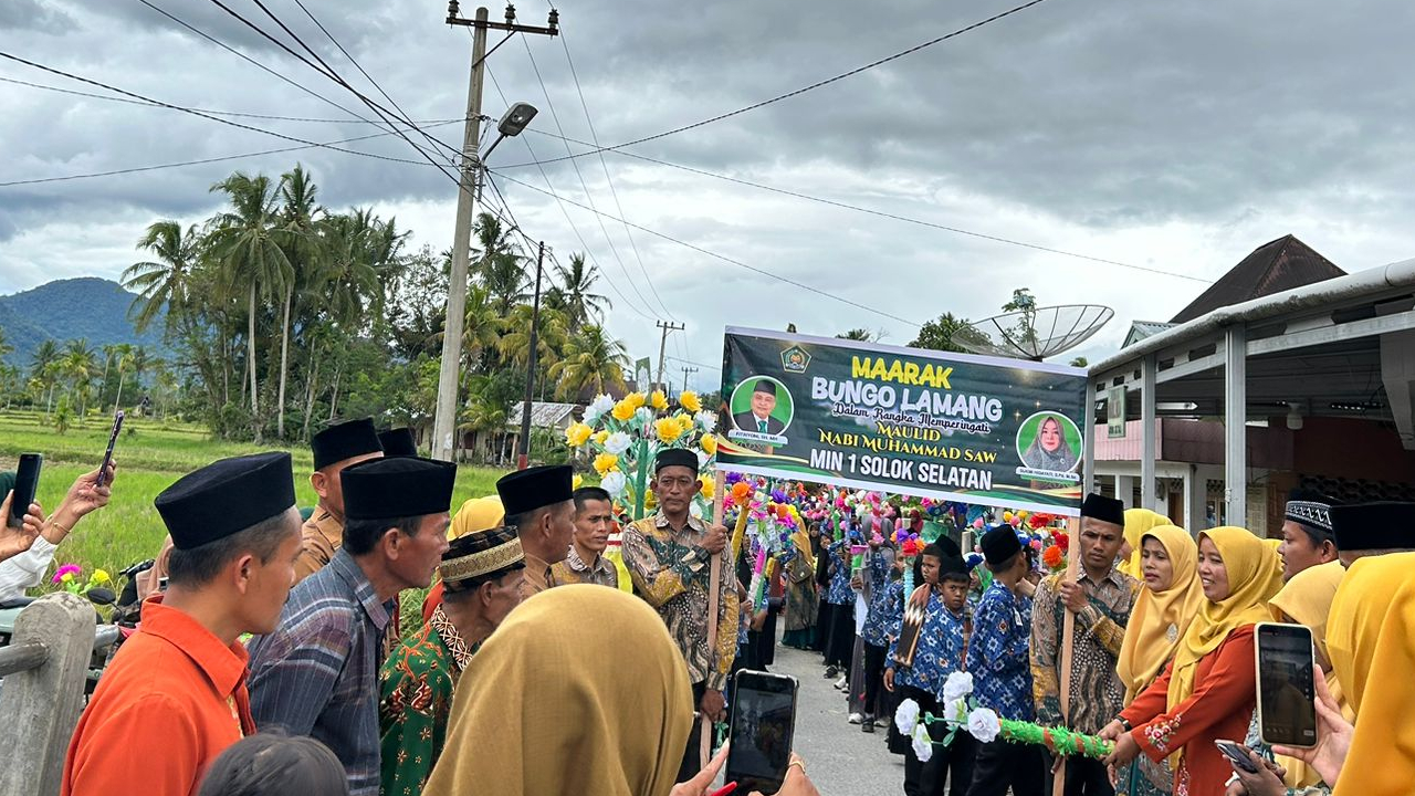 Semarakkan Budaya Tradisional, Nagari Sako Selatan Gelar Malamang Basamo dan Maarak Bungo Lamang dalam Peringatan Maulid Nabi Muhammad SAW