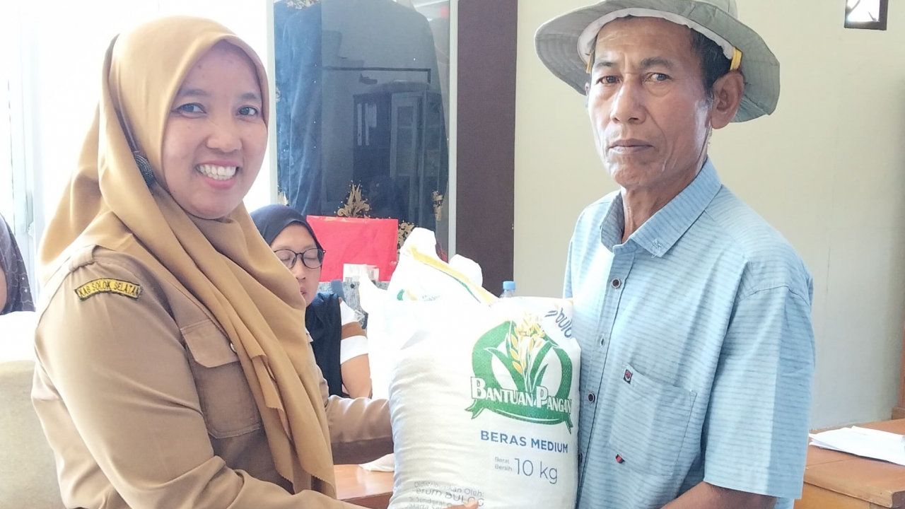 Pembagian Beras Cadangan Pangan di Nagari Sako Selatan Pasia Talang