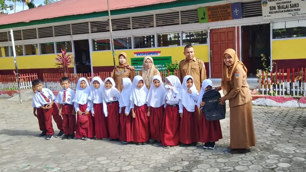 Pemerintah Desa Sako Selatan Gandeng Yayasan Baitul Maal BRIlian Padang Fasilitasi Bantuan Alat Sekolah