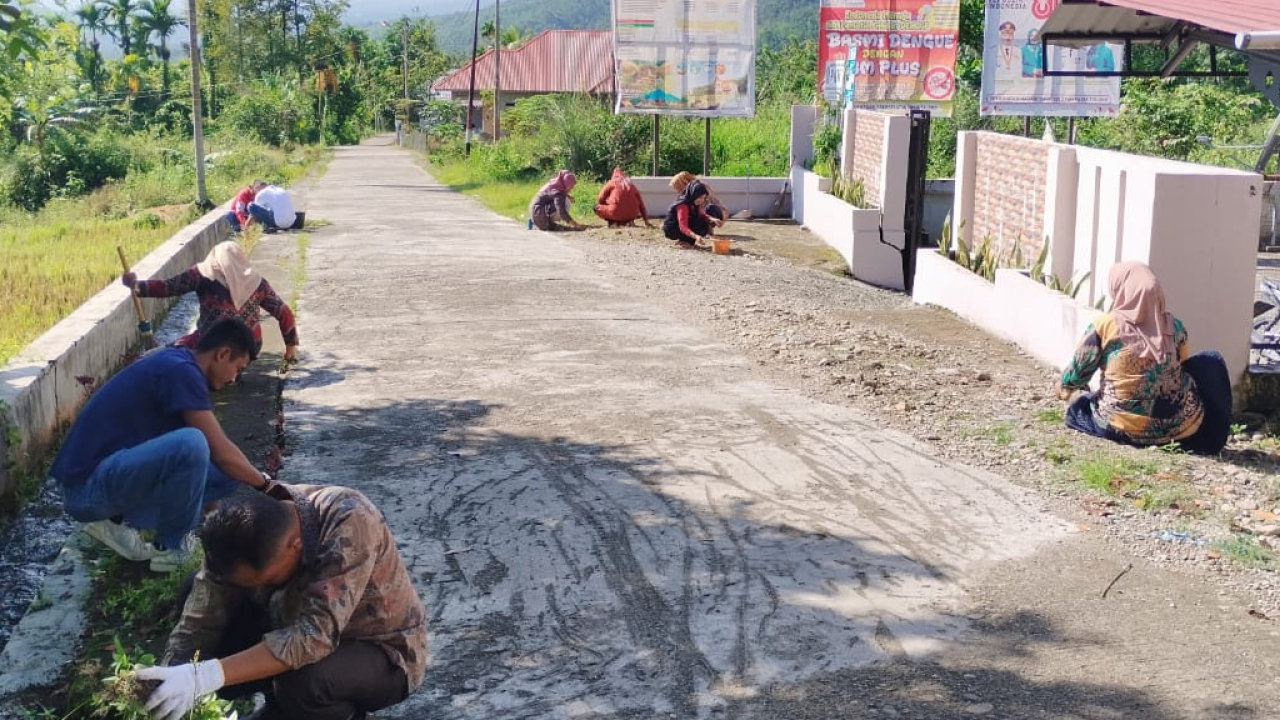 Giat Juma't bersih Perangkat desa lakukan pembersihan lingkungan kantor