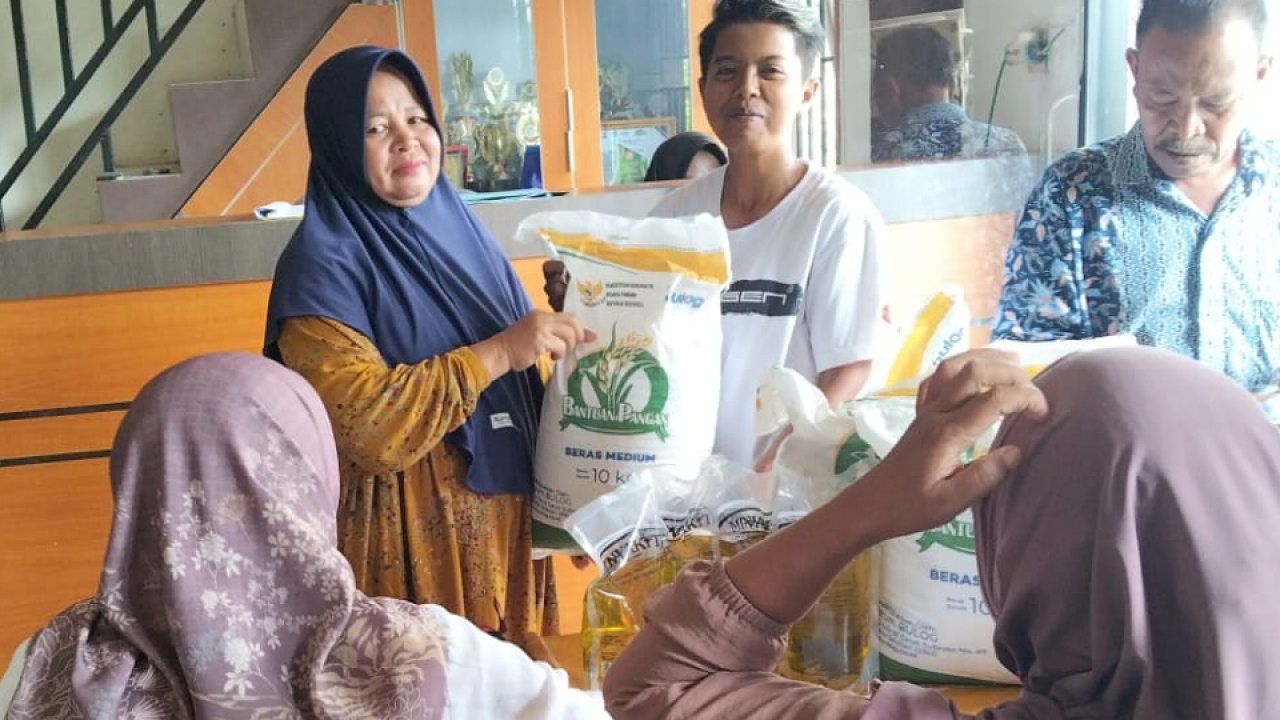 Nagari Sako Selatan Salurkan Bantuan Beras Saat Harga Naik