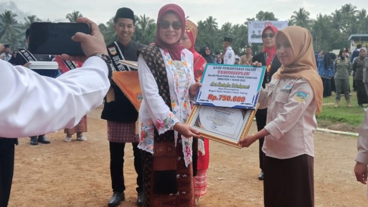 Kasi Pemerintahan Nagari Sako Selatan Pasia Talang Terima Penghargaan atas Kedisiplinan Pelaporan Data Kependudukan