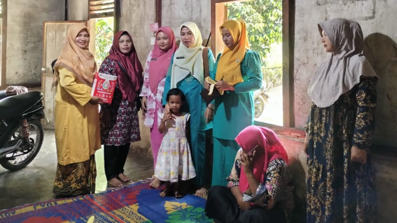 DINAS SOSIAL PMD KABUPATEN SOLOK SELATAN SALURKAN BANTUAN UNTUK ANAK BERESIKO STUNTING DI NAGARI PADANG AIR DINGIN