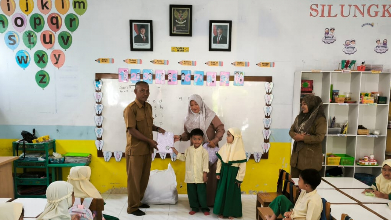 Penyerahan Baju Profesi Dokter Kecil Kepada TK Nurul Huda