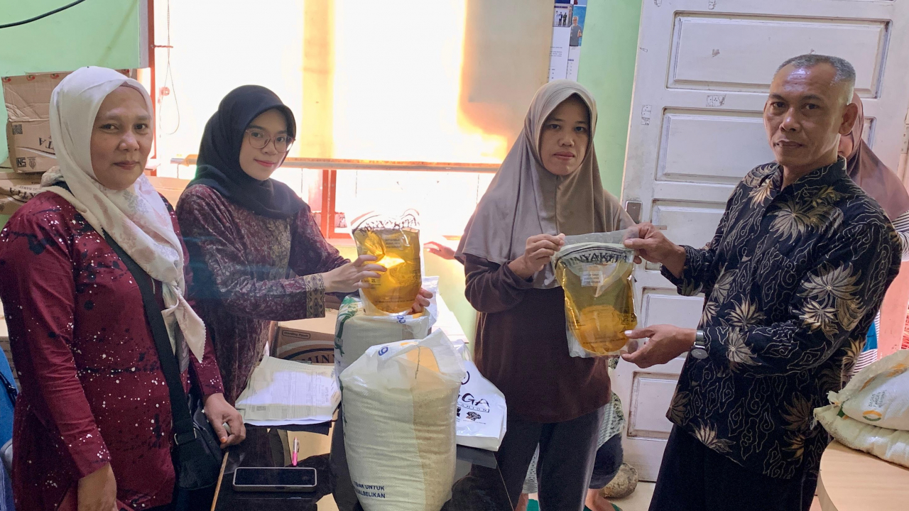 Desa Silungkang Oso Salurkan Bantuan Pangan Beras Dan Minyak Goreng