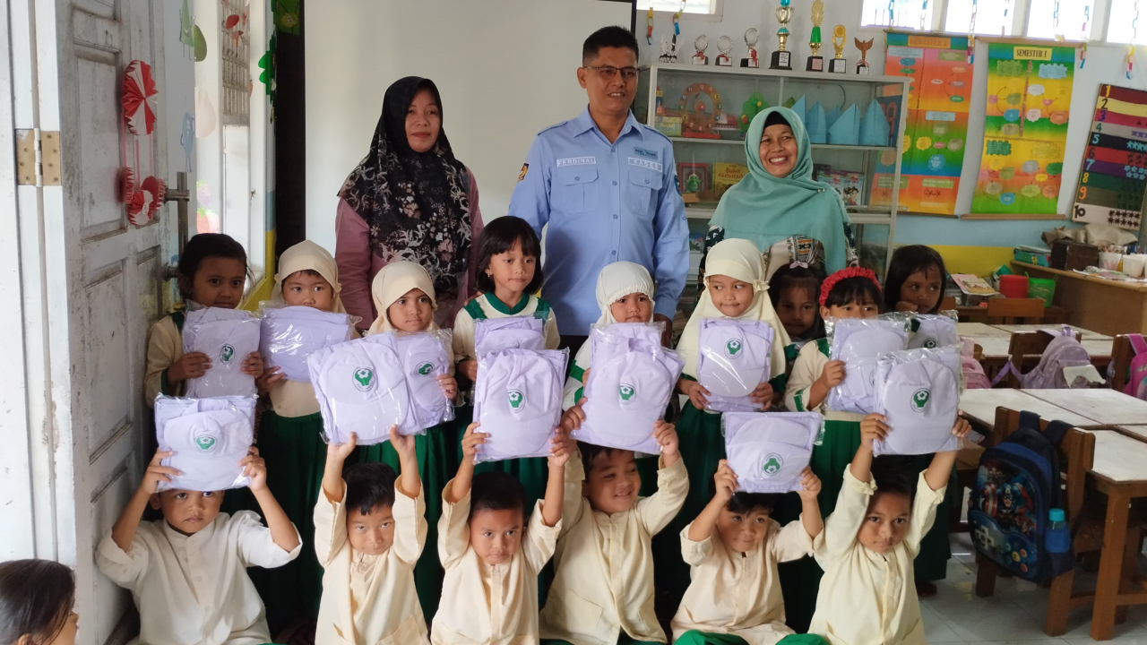 Serah Terima Baju Profesi Dokter Kecil Kepada TK Nurul Huda