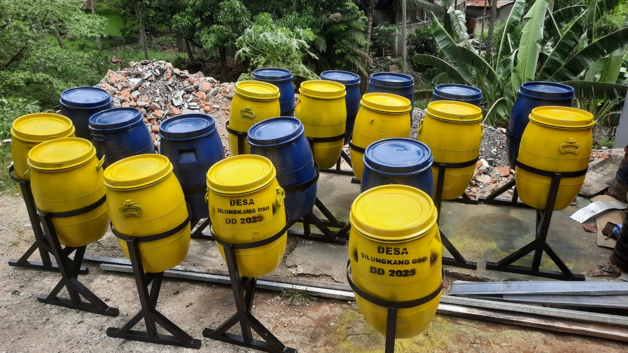 Peningkatan Kebersihan di Desa Silungkang Oso dengan Pengadaan Tong Sampah