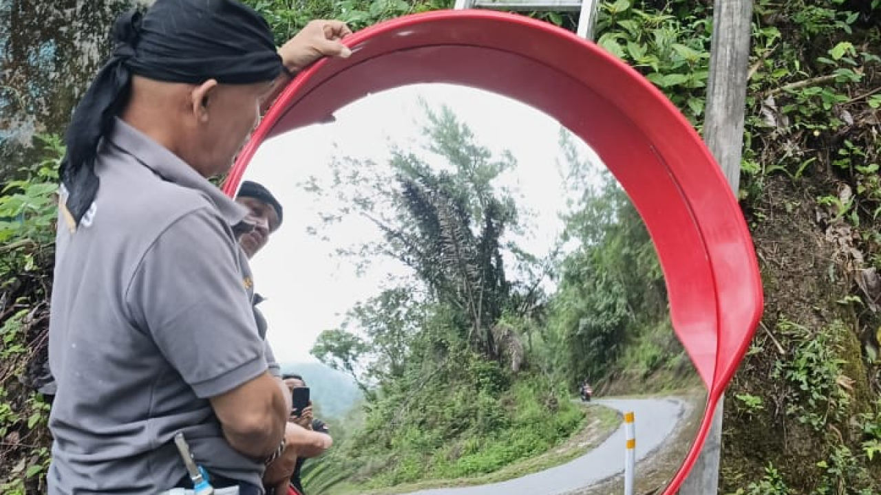 Peningkatan Keamanan Jalan di Desa Silungkang Oso dengan Pemasangan Lensa Cembung