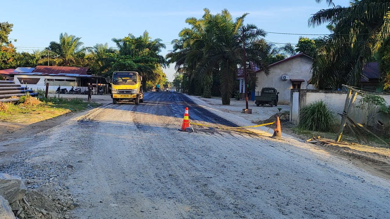 Peningkatan Aksesibilitas melalui Pengaspalan Jalan Inpres di Desa Pangkalan Baru