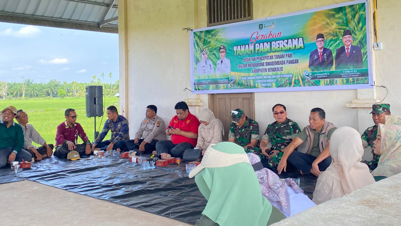 TNI dan Petani Desa Langkat Bersatu Padu Tanam Padi Dukung Swasembada Pangan