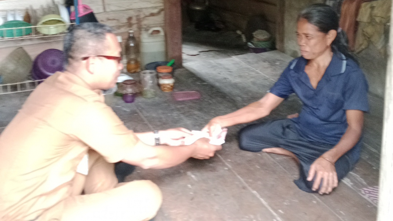 Baznas Salurkan Zakat Biaya Hidup untuk Warga Desa Langkat