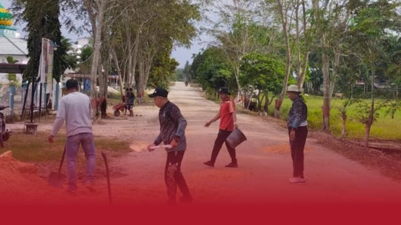Gotong Royong Warga Desa Langkat, Inspirasi Membangun Desa Mandiri