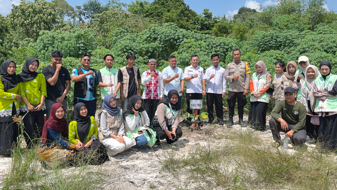 SINERGI PEMERINTAH DESA PENARIKAN, PEMERINTAH KECAMATAN LANGGAM, DAN MAHASISWA KKN UNRI–UIN SUSKA RIAU TANAM BIBIT AREN BANTUAN POLDA RIAU