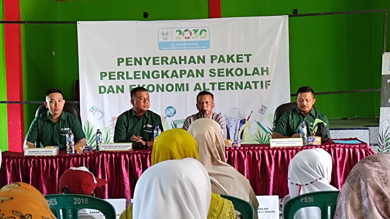 Penyerahan Bantuan Paket Perlengkapan Sekolah Program Asian Agri 2030 BAG-TO-SCHOOL Tahun 2025 Digelar di Desa Penarikan