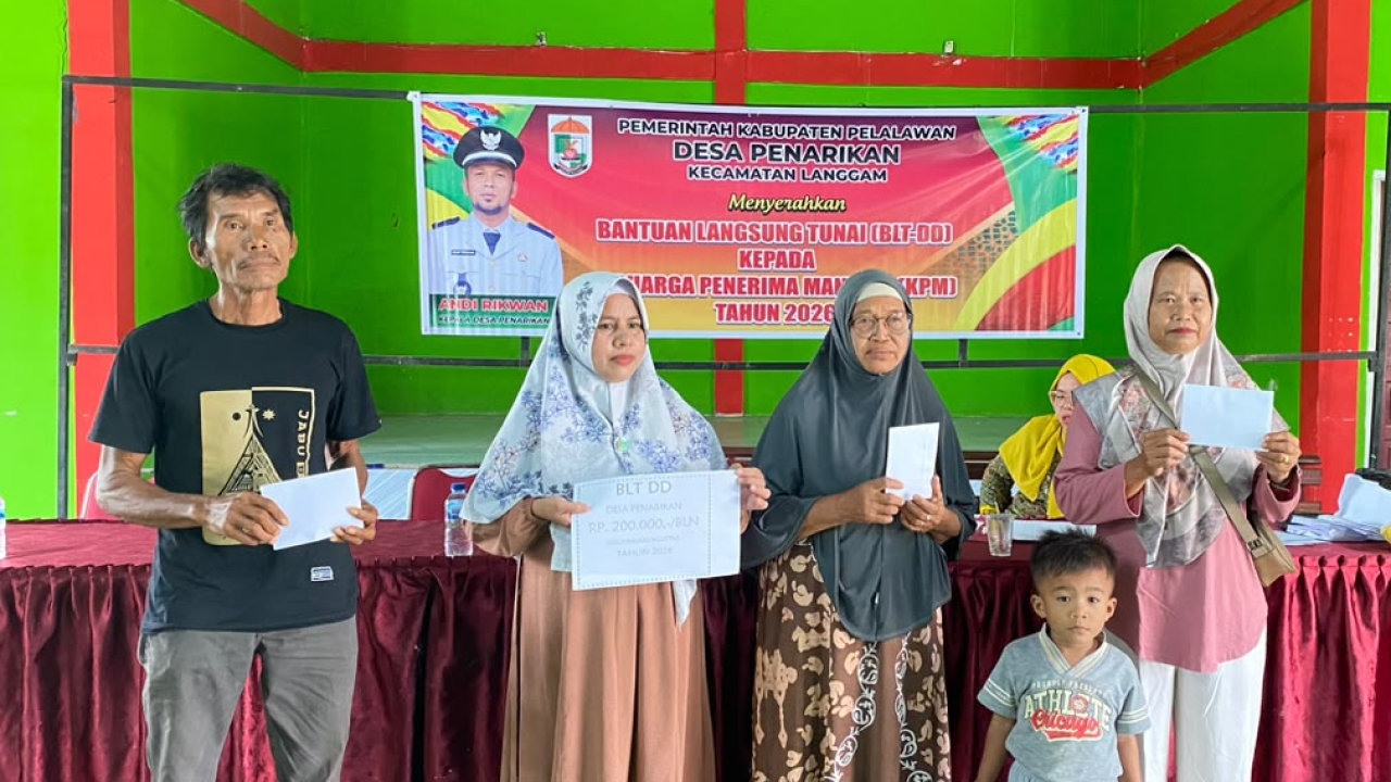 PEMERINTAH DESA PENARIKAN SERAHKAN BLT DD PERIODE MEI–AGUSTUS 2026