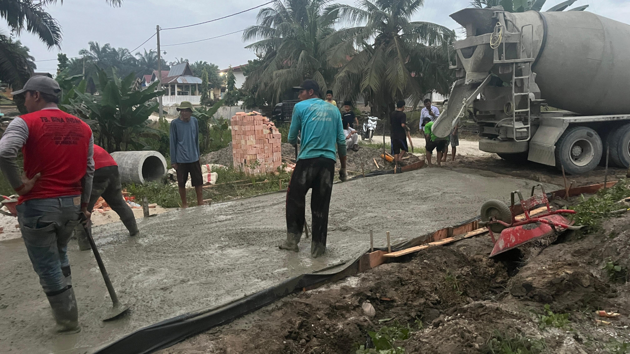 Semenisasi Jalan di Kampung Lubuk Tilan Tingkatkan Aksesibilitas Warga