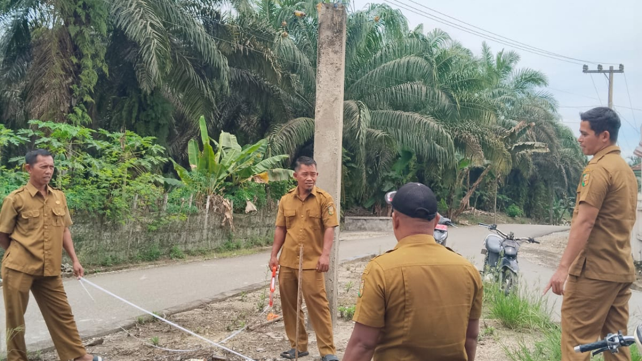 Survei dan Pengukuran Lahan untuk Pembangunan Tugu dan Saluran Air di Desa Sidodadi
