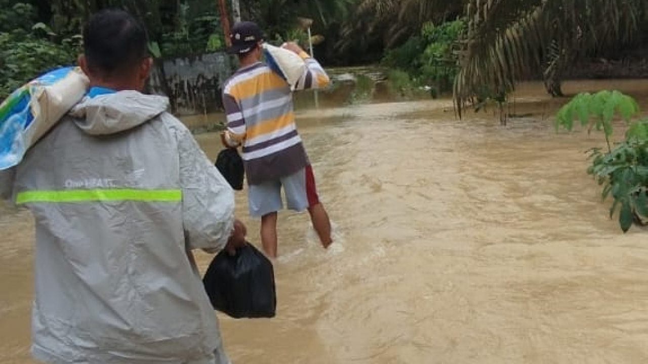 GERAK CEPAT, PEMDES SIDODADI SERAHKAN BANTUAN BANJIR