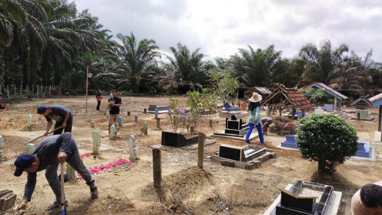 Kerja Bakti Warga Sidodadi, Bersih TPU Sambut Doa