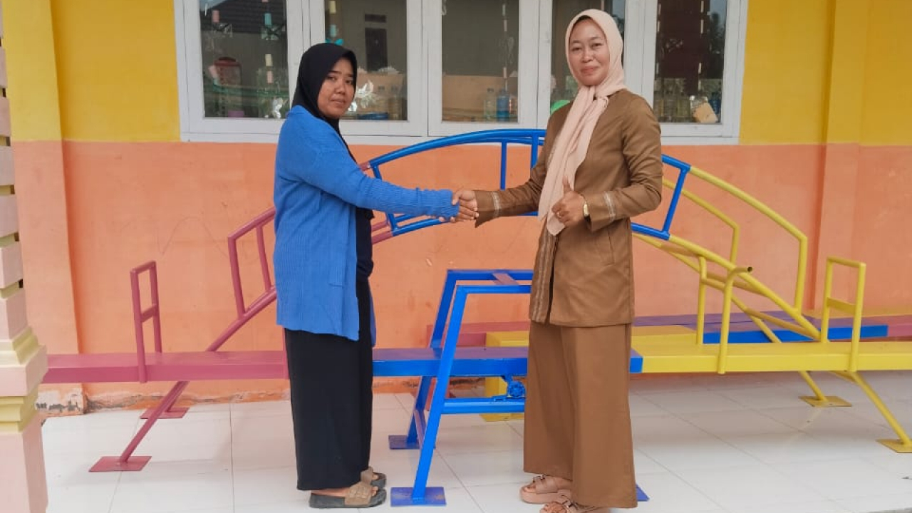 Serah Terima Alat Bermain di KB Mekar Sari Desa Sidodadi