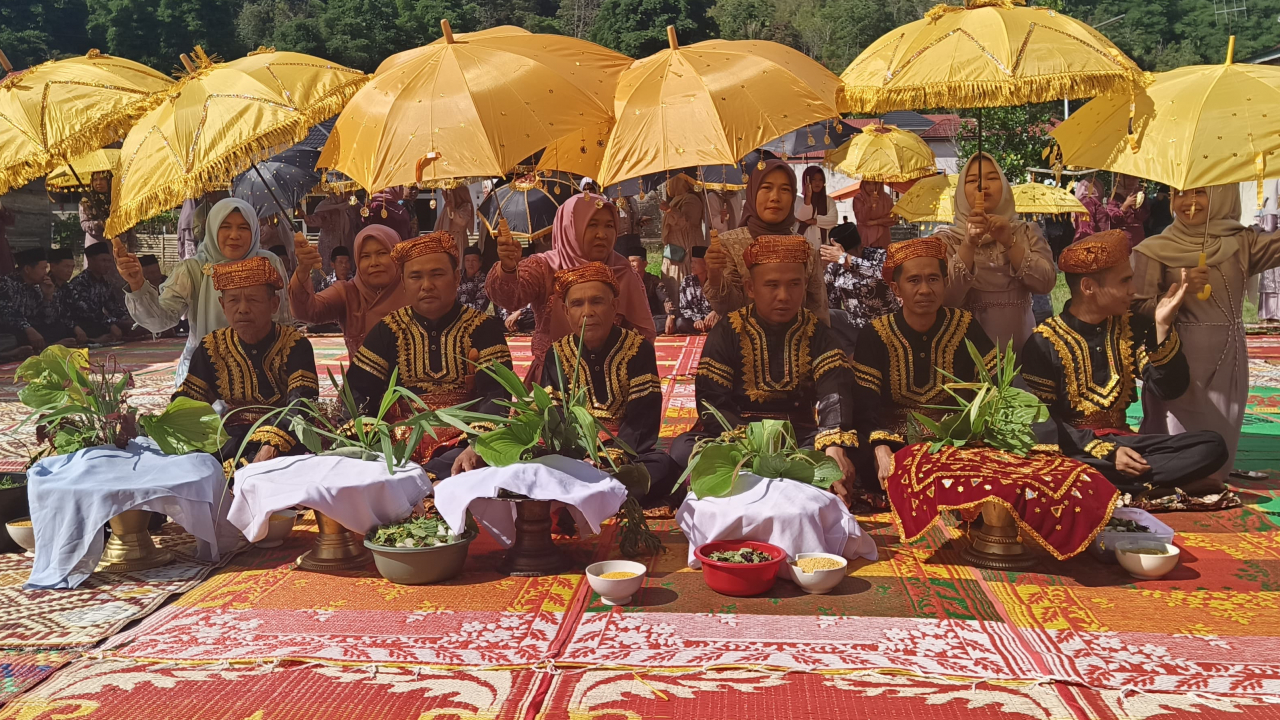 Pengukuhan gelar adat