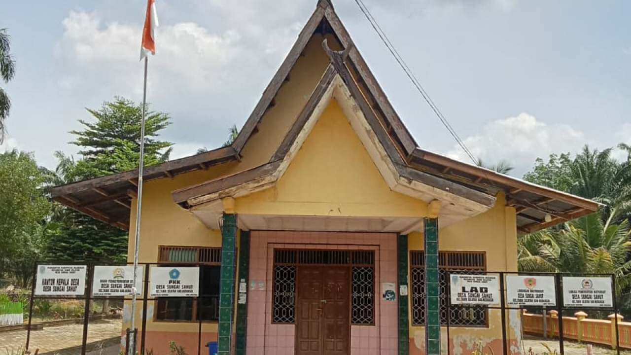 Renovasi Atap Kantor Desa Sungai Sahut : Pelayanan dan Administrasi Pindah ke Gedung Serbaguna