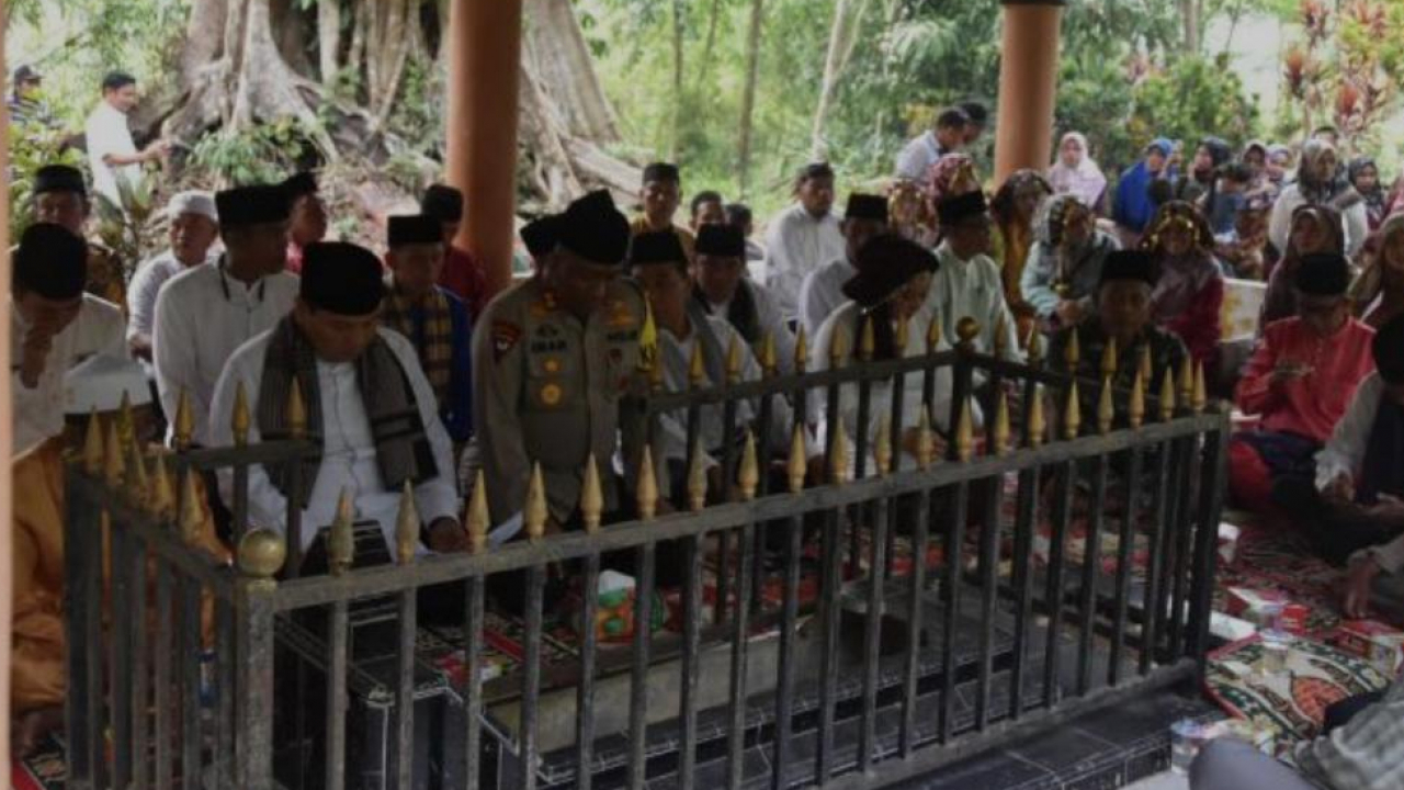 KUBURAN KRAMAT