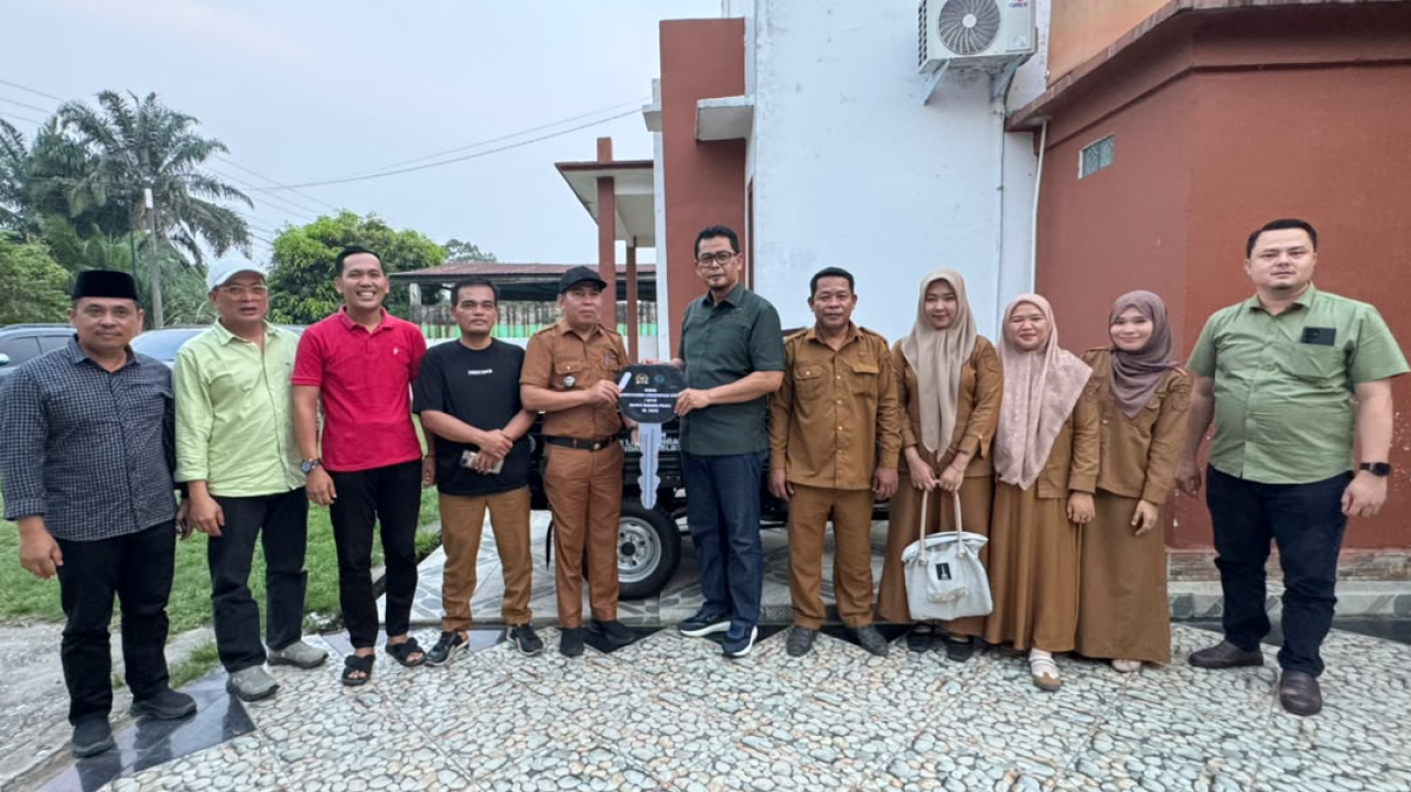 DPR RI KOMISI XII Salurkan Bantuan Kendaraan Roda Tiga untuk Mendukung Kegiatan Masyarakat Desa Lidung