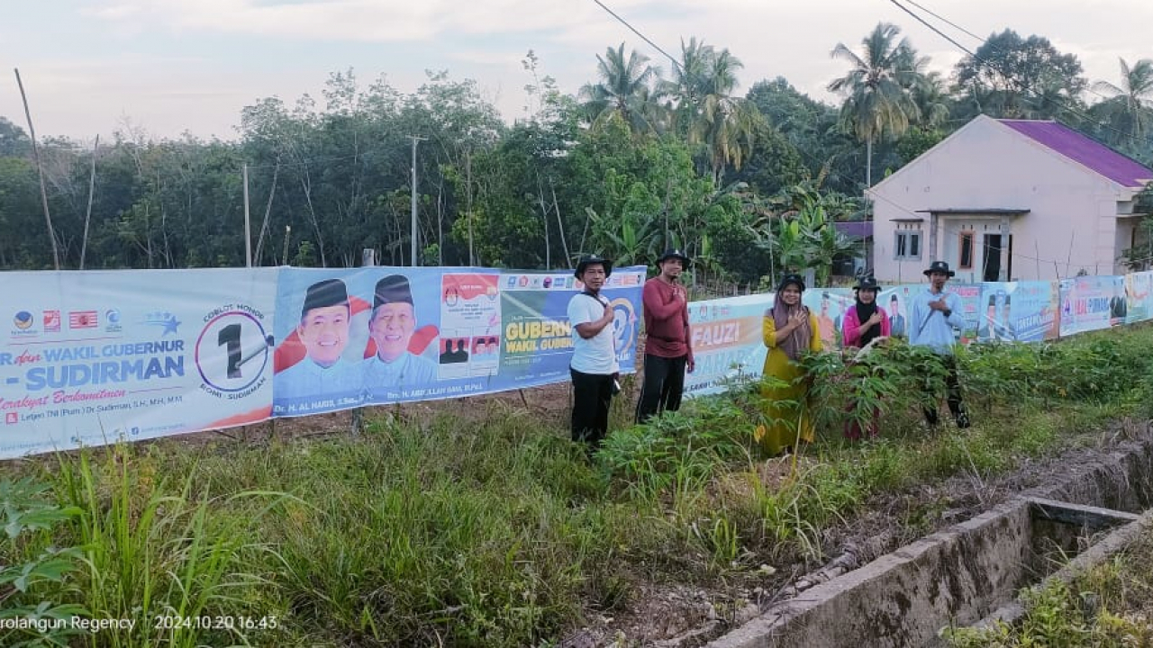 PEMASANGAN APK PEMILIHAN GUBERNUR DAN WAKIL GUBERNUR, BUPATI DAN WAKIL BUPATI SAROLANGUN 2024