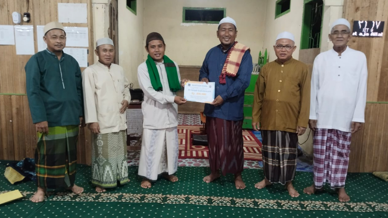 Ramadhan Berkah, Pemdes Parit Pudin Membarikan Bantuan Untuk Masjid Darussalam