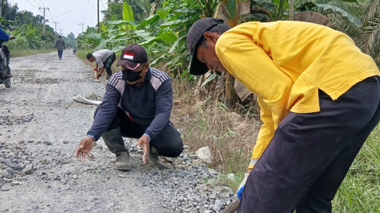 Gotong Royong Warga Bersihkan Jalan Desa Parit Pudin